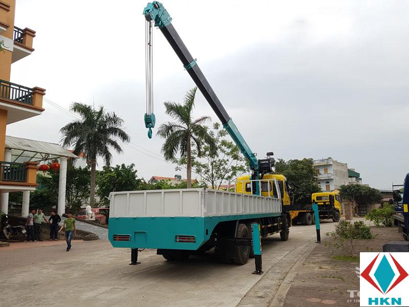 Xe Cẩu Dongfeng C260 3 Chân Gắn Cẩu HKTC 7 Tấn 6 Khúc