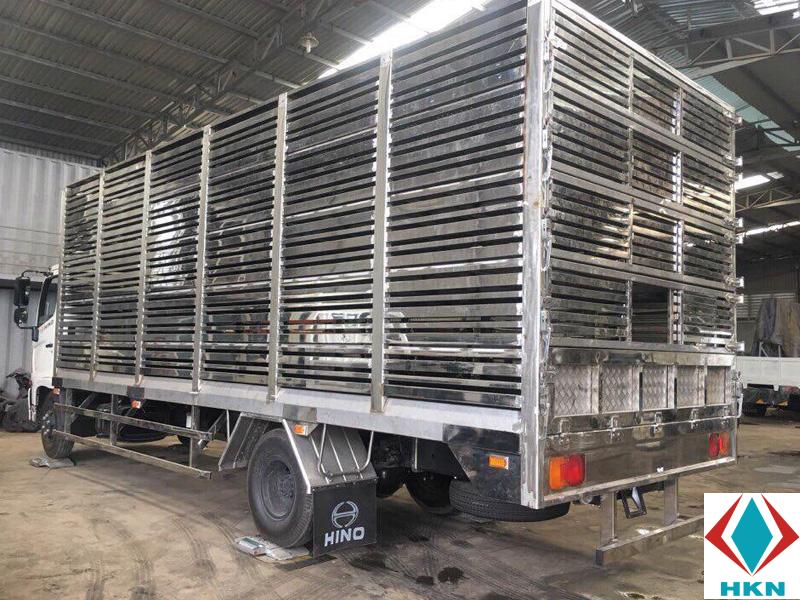 xe-tai-hino-fc-thung-cho-gia-cam-7-1 Xe Tải Hino FC9JNTC Chở Gia Cầm 5.2 Tấn